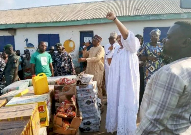 “Compassion in action: Mrs. Zaynab Akume donates relief items to IDPs in Daudu”